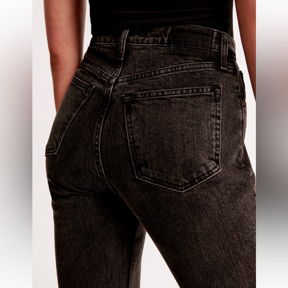 Abercrombie & Fitch Curve Love High-Rise 90s Relaxed Jeans in Black - Picture 4 of 7